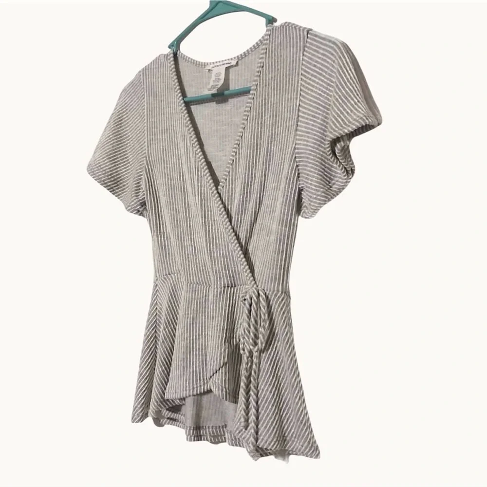 NWOT Caution to the Wind Top - Picture 4 of 8